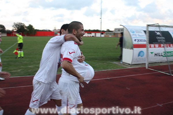 Omar Floris esulta dopo il gol dell'1-1